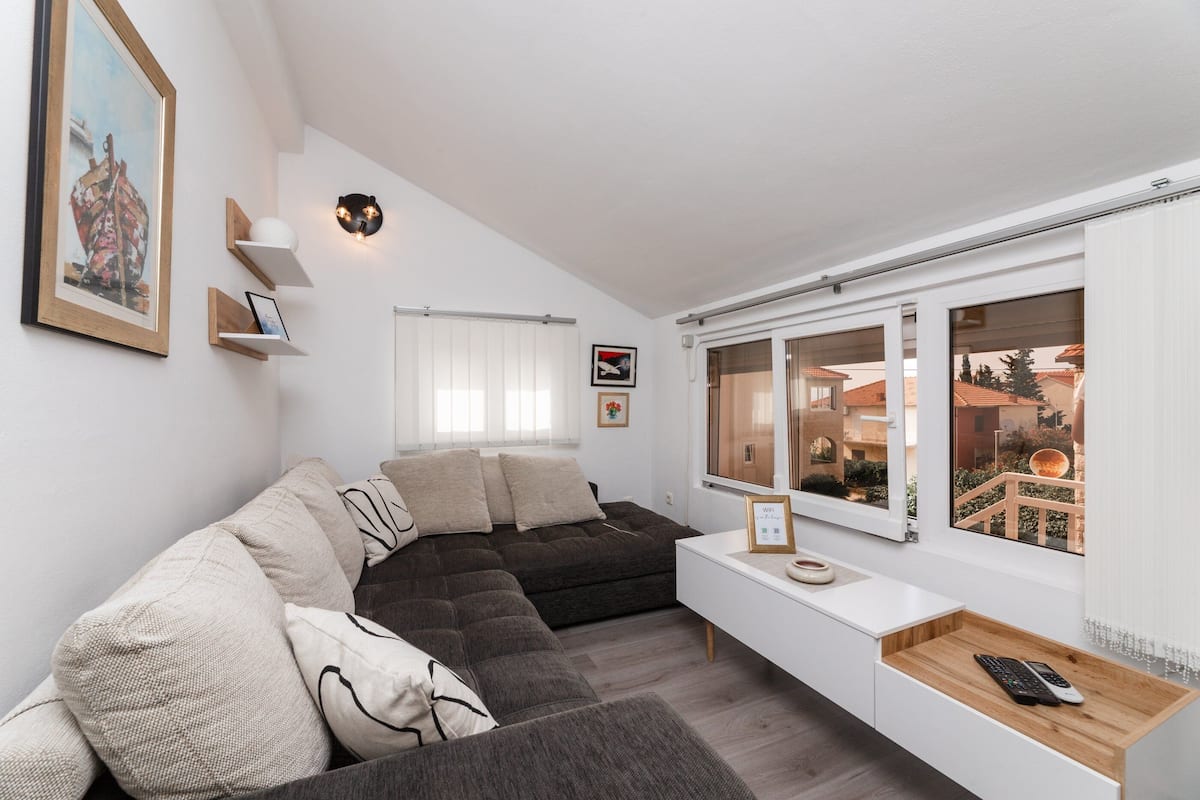 Apartment (Comfort One Bedroom Apartment with Te) | Living room