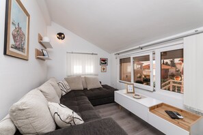 Leilighet (Comfort One Bedroom Apartment with Te) | Oppholdsrom | En 32-tommers Flatskjerm-TV med kabel-kanaler