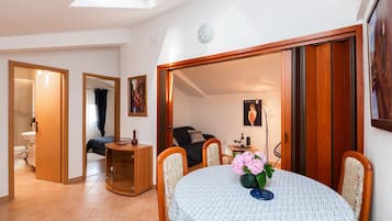 Apartment (Standard One Bedroom Apartment with T) | Dining room
