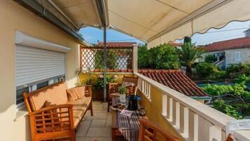 Apartamento (One Bedroom Apartment with Terrace) | Terraço/pátio