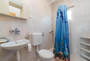 อพาร์ทเมนท์ (Apartments Boguvila - Two-Bedroom Fam) | ห้องน้ำ | ฝักบัว, ผ้าเช็ดตัว