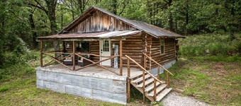 Relax at The Pampered Peacock – Charming Cabin Surrounded by Nature