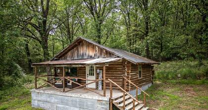 Relax at The Pampered Peacock – Charming Cabin Surrounded by Nature
