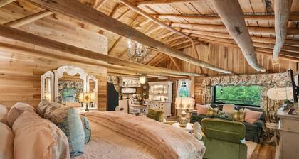 Relax at The Pampered Peacock – Charming Cabin Surrounded by Nature