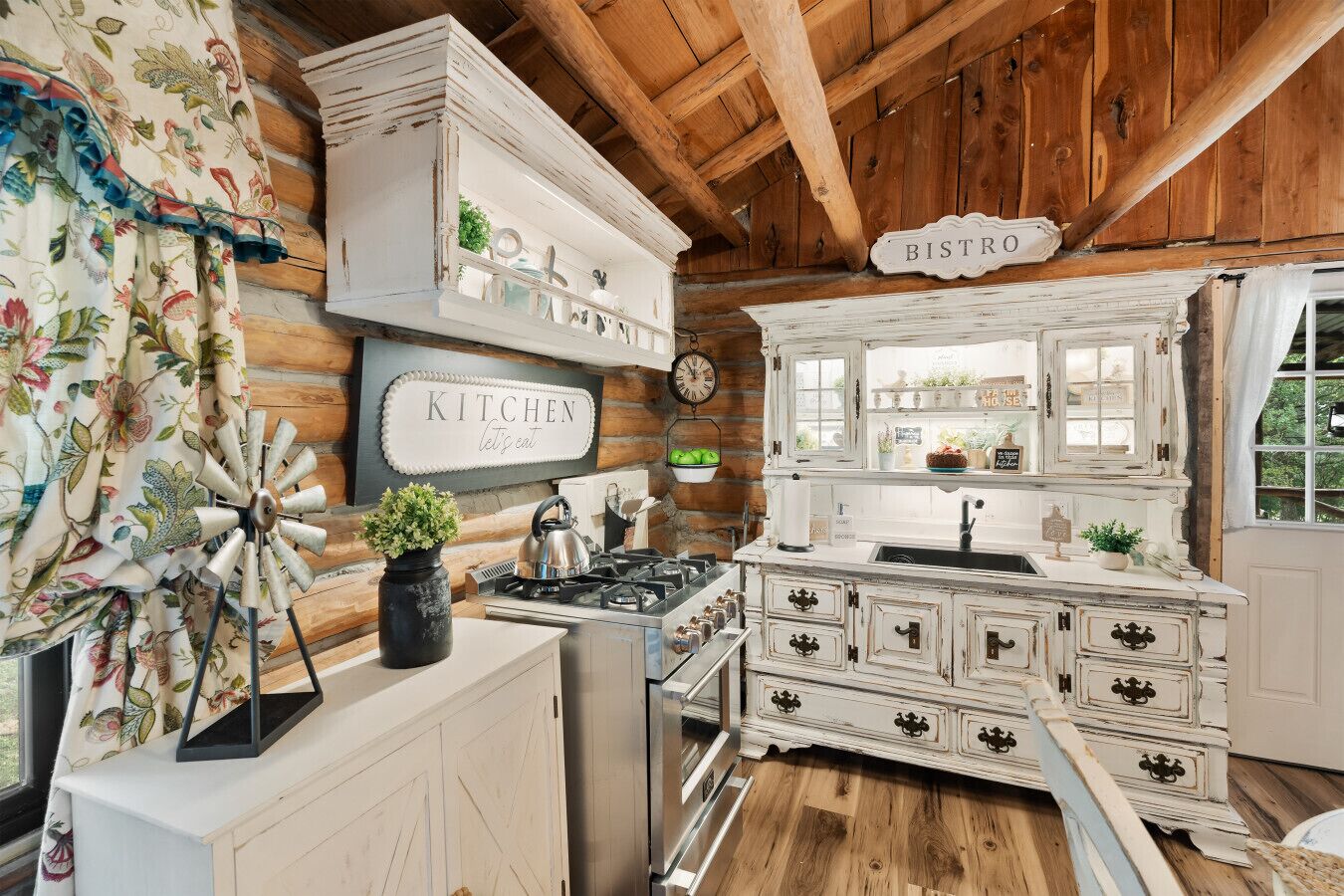 Fridge, oven, stovetop, coffee/tea maker