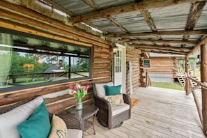 Terrace/patio - Relax at The Pampered Peacock – Charming Cabin Surrounded by Nature (Rudy)