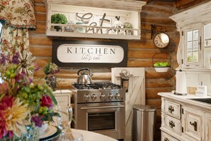 ثلاجة، فرن، موقد طهي مسطح، ماكينة لصنع القهوة/الشاي