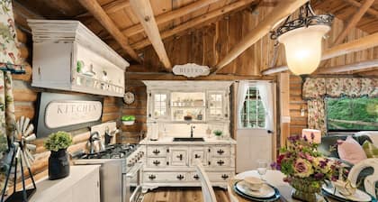 Log cabin on 100 acres-Wifi-Kitchen-Wildlife-The Pampered Peacock