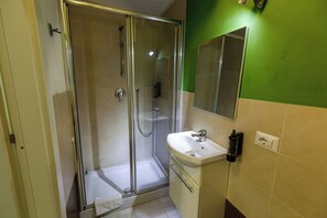 Studio Standar | Kamar mandi | Shower, pengering rambut, handuk, dan sabun
