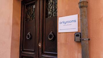 Una puerta de madera con un letrero encima que dice "onlyrooms".