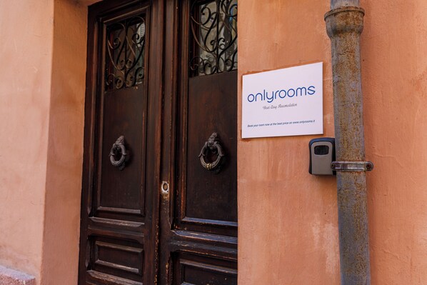 A wooden door with a sign above it that reads "onlyrooms".