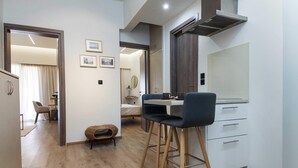Una cocina moderna con comedor, suelo de madera y un amplio ventanal.
