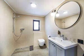 Studio Classique | Équipements de salle de bain | Douche, sèche-cheveux, serviettes fournies, savon