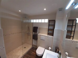 Dusche, Haartrockner, Handtücher, Seife
