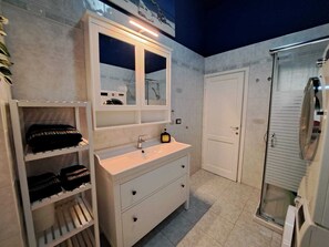 Shower, hair dryer, bidet, towels - New and welcoming apartment with exclusive courtyard and public parcking (Certaldo)