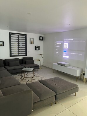 Smart-tv, ett bordtennisbord och en stereo