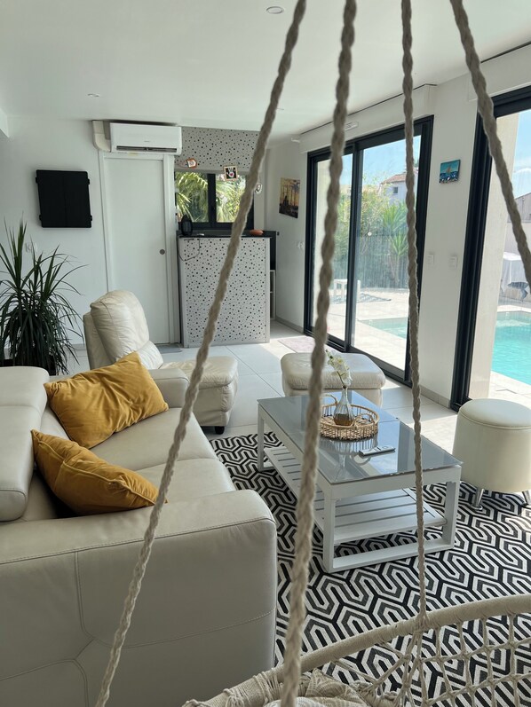 Smart-tv, ett bordtennisbord och en stereo