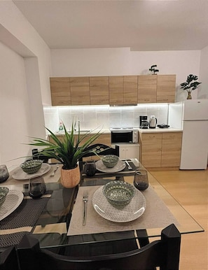 Appartement | Privékeuken | Een koelkast met diepvriezer, een oven, een broodrooster
