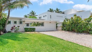 Exterior - Oceanfront Villa With Privet Beach Access ! (Fort Lauderdale)