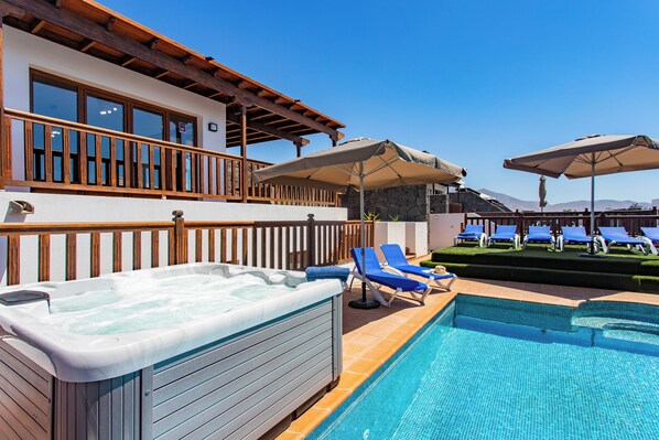 Outdoor spa tub - Cozy 200 m² villa, 20 minutes walking to Playa Blanca center (Playa Blanca)