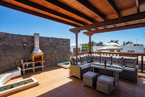 Outdoor dining - Cozy 200 m² villa, 20 minutes walking to Playa Blanca center (Playa Blanca)
