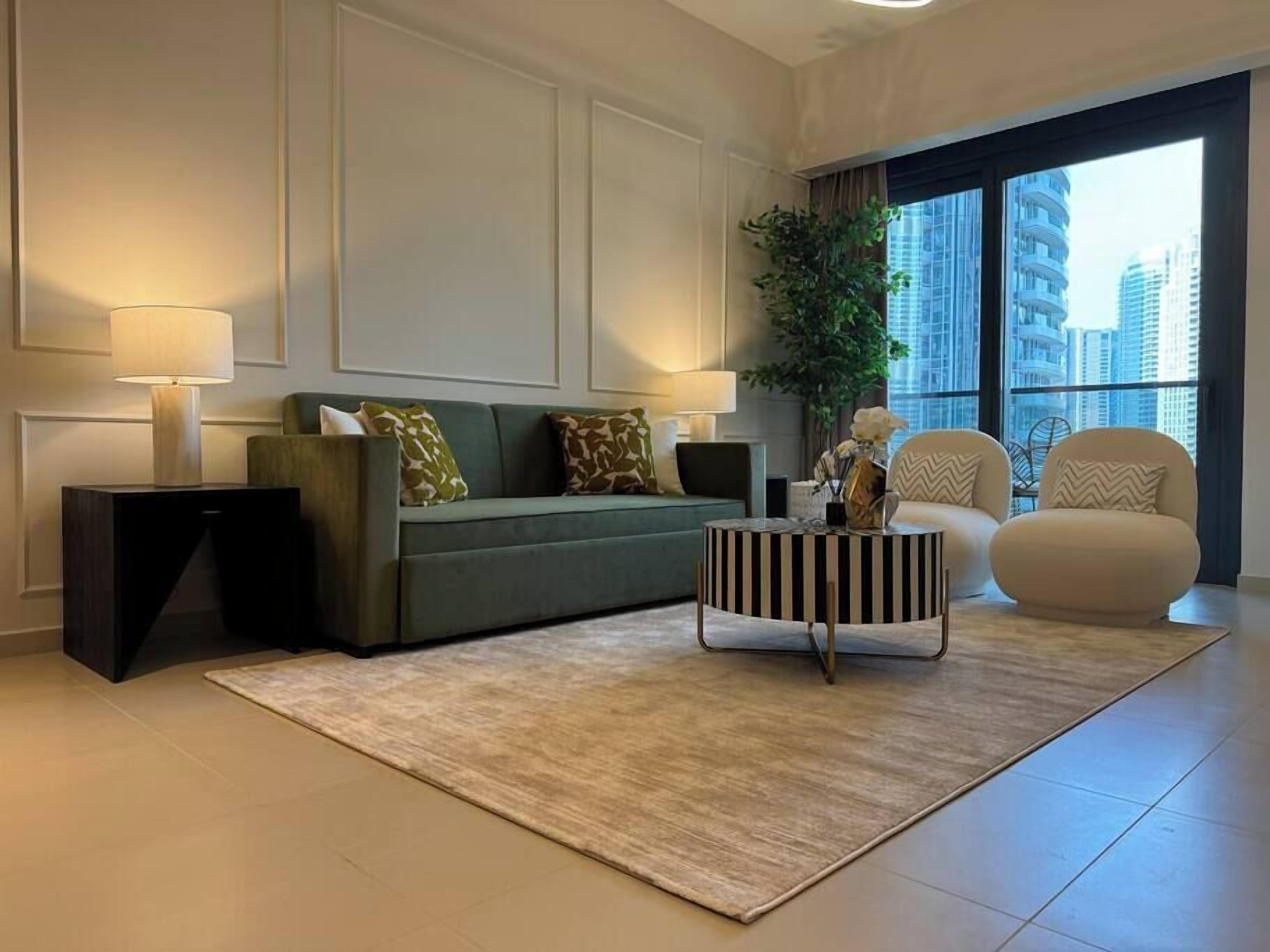 Un salon moderne avec un canapé, une table basse et une plante.