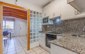 Kylskåp, ugn, spishäll och diskmaskin