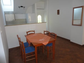Apartamento (Two-Bedroom Apartment with Balcony an) | Sala de jantar