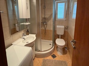 Appartement (Two-Bedroom Apartment with Balcony an) | Badkamer | Een douche, handdoeken