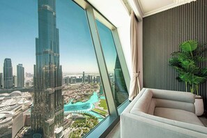 A high-rise hotel room with a panoramic view of a city skyline and a body of water. - Magnificent | 3 BR | Burj Khalifa & Fountain view (Dubai)