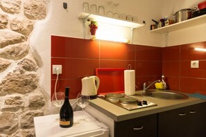 Studio (Apartment Lee Loo - Studio Apartment) | Bếp nhỏ riêng | Tủ lạnh 