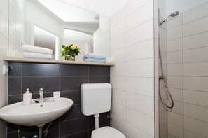 Studio (Apartment Lee Loo - Studio Apartment) | Bathroom | Shower, towels