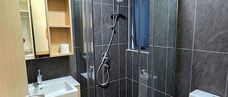 Douche, séchoir à cheveux, serviettes fournies, savon