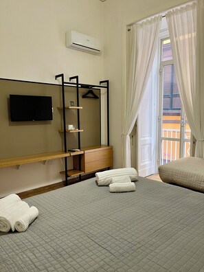 Deluxe Quadruple Room, City View | Individually furnished, desk, free WiFi - Nabab-Napoli Bed and Breakfast (Naples)