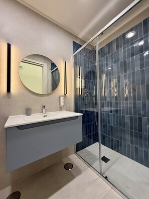Douche, douche à « effet pluie », sèche-cheveux, serviettes fournies