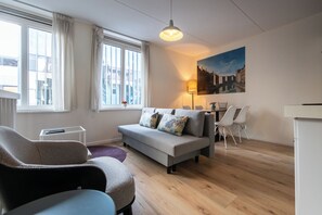 家庭公寓 | 客廳 | 24 吋LCD 電視連有線電視頻道