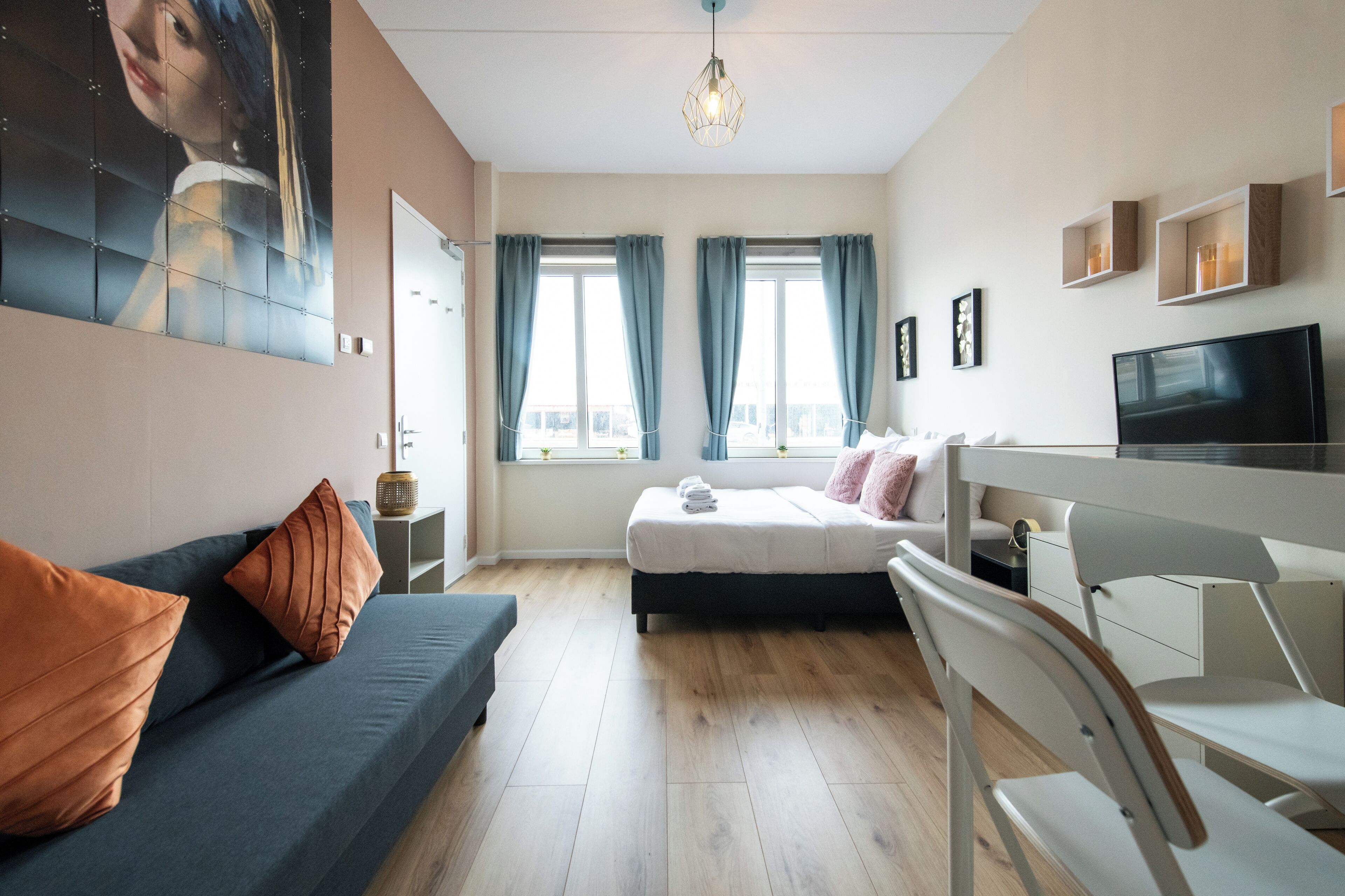 Estudio Confort, 1 cama Queen size | Espacio para trabajar con laptop y tabla de planchar con plancha 