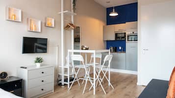 Estudio Confort, 1 cama de matrimonio | Zona de estar | Televisión LCD de 24 pulgadas con canales por cable
