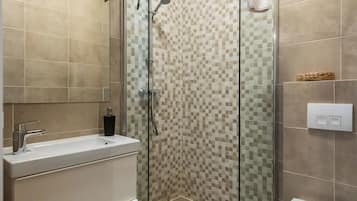 City-Studio | Badezimmer | Dusche, kostenlose Toilettenartikel, Haartrockner, Handtücher