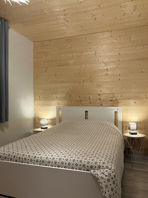 3 chambres, fer et planche à repasser, Wi-Fi, draps fournis