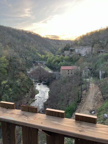 Gite de Charme Tout Confort en Pleine Nature au Bord de la Rivière Pour 10 Pers