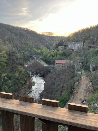 Gite de Charme Tout Confort en Pleine Nature au Bord de la Rivière Pour 10 Pers