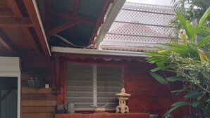 Un edificio in legno con una finestra, un armadio e una statua.