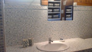 Een douche, een haardroger, handdoeken, toiletpapier