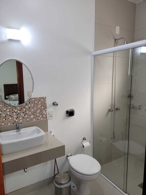 Twin Room, 1 Katil Raja (King), Non Smoking, Private Bathroom | Bilik Mandi | Tuala disediakan, sabun, syampu, tisu tandas 
