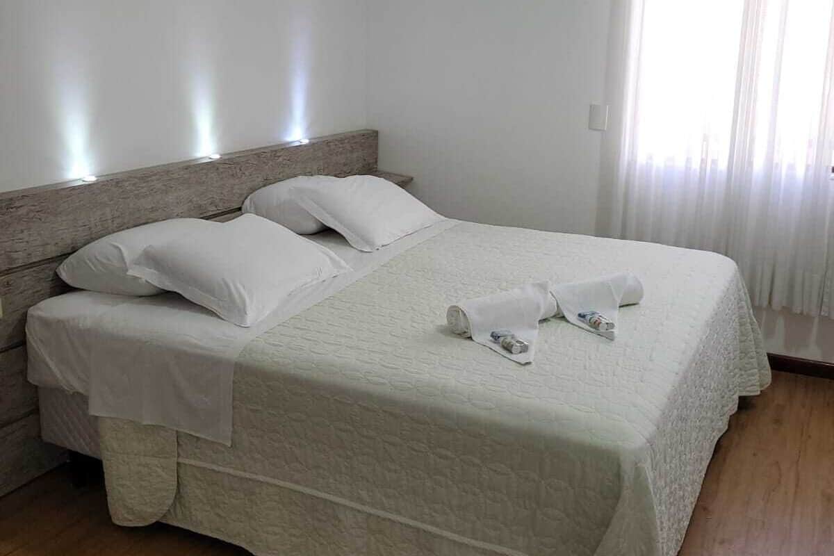Camera con 2 letti singoli, 1 letto king, non fumatori, bagno privato | Wi-Fi gratuito, lenzuola