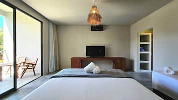 Suite Confort, vista a la alberca (suite superior) | 1 habitación, camas con pillow-top, minibar y cunas gratuitas