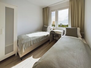 Leilighet, 3 soverom, 2 bad, sjøvendt | 3 soverom, skrivebord, skrivebord for bærbar PC og sengetøy