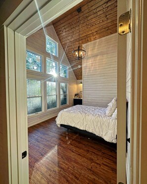 3 bedrooms, iron/ironing board, free WiFi, bed sheets - Boulder Trail Getaway- 15 min from New River Gorge National Park (Mt. Nebo)