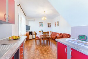 Appartement (Apartment Mia-Three Bedroom Apartment) | Salle de séjour | Télévision à écran plat de 32 pouces avec chaînes par câble